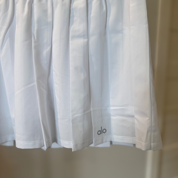 ALO Yoga - Varsity Tennis Skirt in White (XS) LIKE NEW! - Picture 2 of 5